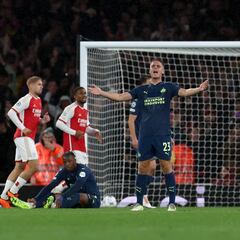 Hirving Lozano iguala su peor derrota en Champions contra el Arsenal