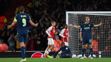 Jugadores del PSV después del cuarto gol del Arsenal esta noche en Champions League.