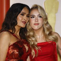 Salma Hayek brings 15-year-old daughter as date to Oscars in matching outfits