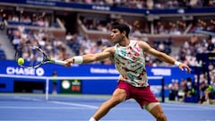 Carlos Alcaraz devuelve un tiro de Matteo Arnaldi en el US Open.