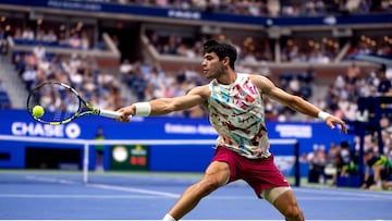 Carlos Alcaraz devuelve un tiro de Matteo Arnaldi en el US Open.