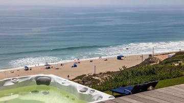 No podía faltar, claro, un yacuzzi. Y siguiendo la línea estilistica de las dos casas, este también tenía que estar enfocado al mar. ¿Qué mejor que desayunar un buen bogavante en una piscina de burbujas mientras la meteorología se pone buena para ir a pil