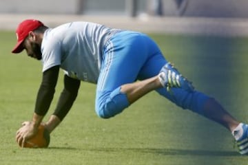 El arquero de Universidad de Chile Johnny Herrera controla el balon durante la practica matutina en el CDA de Santiago, Chile.