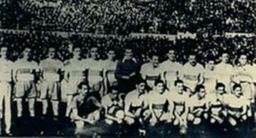 El primer enfrentamiento por campeonatos nacionales entre Universidad Católica y Colo-Colo se disputó el 20 de mayo de 1939 en el desaparecido Estadio de Carabineros ante una asistencia de 1.500 personas.