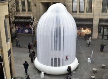 La ciudad de Colonia, Alemania, ha promovido las relaciones sexuales sin riesgo con este preservativo gigante.
