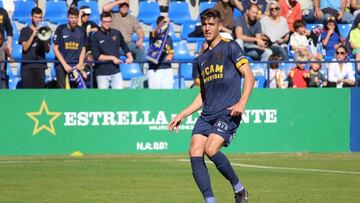 El Real Oviedo incorpora al central Javi Fern¨¢ndez