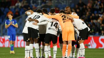 Los jugadores del Valencia instantes antes de dar comienzo el partido de la jornada 22 de LaLiga Santander que disputan este martes el Getafe CF y el Valencia CF en Coliseum Alfonso Pérez de Getafe.