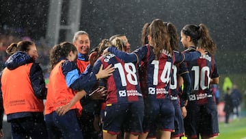 MADRID, 22/10/2023.- Las jugadoras del Levante celebran su segundo gol ante el Real Madrid en el partido de la Liga F que se disputa este domingo en el estadio Alfredo di Stefano. EFE/ Fernando Alvarado