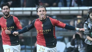GENOA (Italy), 29/11/2025.- Genoa's Lorenzo Colombo celebrates after scoring the 1-1 equalizing goal during the Italian Serie A soccer match between Genoa CFC and Hellas Verona, in Genoa, Italy, 29 November 2025. (Italia, Génova) EFE/EPA/LUCA ZENNARO