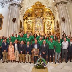 Emotiva ofrenda floral del Unicaja a la Virgen de la Victoria, patrona de Málaga