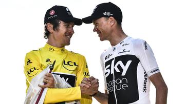 Geraint Thomas y Chris Froome se saludan en el podio del Tour de Francia 2018