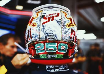 Detalle del casco del piloto mexicano Sergio Pérez el motivo del mismo es para celebrar su 250º carrera de Fórmula 1. 
