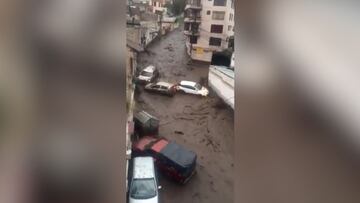 La impresionante toma del alud de lodo de Quito: un río marrón que arrastra lo que encuentra