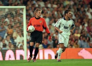 Temporada 00/01. Real Madrid-Valencia se disputó el 9 de septiembre del 2000 para dar comienzo al campeonato. En imagen, Cañizares y Raúl.