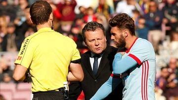 Sergi G&oacute;mez se retira lesionado junto al doctor Cota en el partido entre el Barcelona y el Celta.