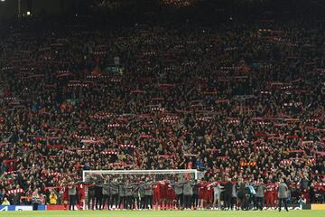 Jugadores y aficionados del Liverpool celebraron la victoria.