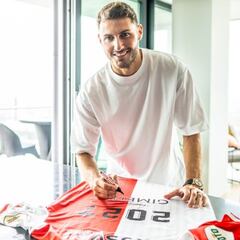 Santiago Giménez firma extensión de contrato con Feyenoord