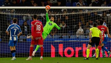Helton, realizando una parada salvadora ante el Tenerife.