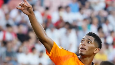SEVILLA, 18/05/2025.- El centrocampista del Real Madrid Jude Bellingham celebra tras marcar el segundo gol del equipo durante el partido de la jornada 37 de LaLiga que Sevilla FC y Real Madrid disputan este domingo en el estadio Sánchez-Pizjuán, en Sevilla. EFE/José Manuel Vidal