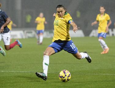 Marta es una de las caras más conocidas del fútbol femenino. La jugadora brasileña del Orlando Pride, conocida en su país como "A Rainha", ha sido 5 veces elegida la mejor jugadora del planeta. Además, en 18 años vistiendo la ‘Verde-amarela’ ha conseguido el puesto máxima goleadora histórica de los mundiales, ha logrado dos medallas de plata en Juegos Olímpicos y un subcampeonato en la Copa del Mundo de 2007.
