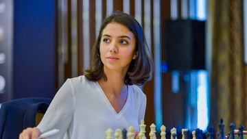 Sara Khadem ante un tablero de ajedrez en la Copa del Mundo de Ajedrez en Bakú.
