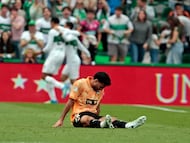 El Elche celebra el tanto con Cömert en el suelo.