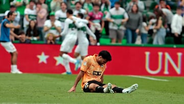 El Elche celebra el tanto con Cömert en el suelo.