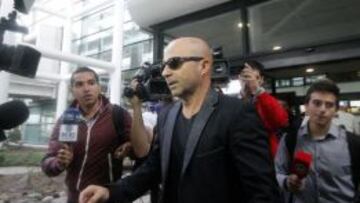 Sampaoli es increpado por hinchas a su llegada a Chile