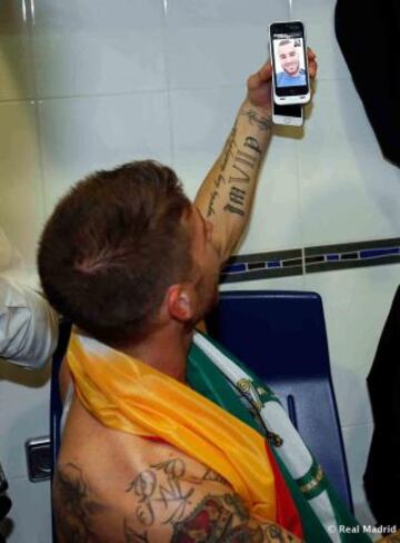 La fiesta del campeón desde las redes sociales. Sergio Ramos con Jesé en el móvil.