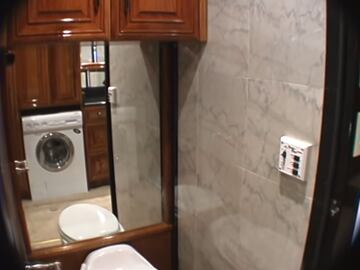 M¨¢s all¨¢ de la genialidad del invento, el modelo de serie de esta autocaravana cuenta con unos acabados de lo m¨¢s lujosos. Desde asientos de piel y muebles de madera de alta calidad hasta encimeras de m¨¢rmol son algunos de los elementos que vienen incluid