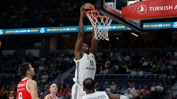 Serge Ibaka, pívot del Madrid, machaca ante el Estrella Roja en la Euroliga.
