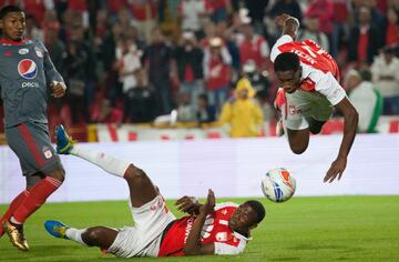 Con goles de Juan Roa, Jhon Pajoy y autogol de Eder Castañeda, Santa Fe venció al América en El Campín de Bogotá. Toma un respiro y escala en la tabla de la Liga.