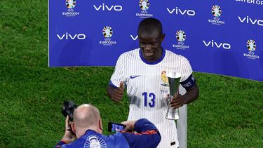 Kanté posa con el trofeo del MVP del partido.