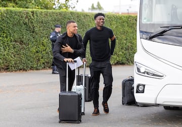 Aurélien Tchouaméni y Kylian Mbappé a la llegada. 