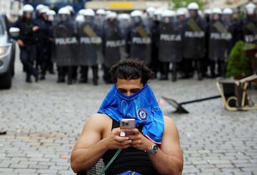 La polica polaca vigila las calles de Breslavia, donde se concentran las aficiones del Betis y del Chelsea, a pocas horas del inicio de la final.