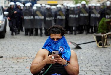 La policía polaca vigila las calles de Breslavia, donde se concentran las aficiones del Betis y del Chelsea, a pocas horas del inicio de la final.