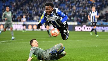 El lateral izquierdo norteamericano hizo su debut en la jornada 21 de la primera división alemana en el empate frente al Borussia Mönchengladbach.