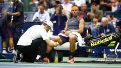 Rafa Nadal es atendido por los fisios en su rodilla derecha durante su partido de semifinales del US Open 2018 ante Juan Martin del Potro en el USTA Billie Jean King National Tennis de Flushing Meadows, New York City.