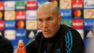 CHI51 NICOSIA (CHIPRE), 20/11/2017.- El entrenador del Real Madrid, el francés Zinedine Zidane, ofrece una rueda de prensa en el estadio GSP en Nicosia (Chipre) hoy, 20 de noviembre de 2017. El Real Madrid se enfrentará al APOEL de Nicosia mañana martes en un encuentro de la Liga de Campeones. EFE/KATIA CHRISTODOULOU