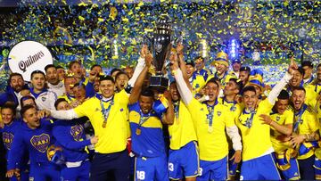 Soccer Football - Primera Division - Boca Juniors v Independiente - La Bombonera, Buenos Aires, Argentina - October 23, 2022 Boca Juniors players celebrate with the trophy after winning the Primera Division REUTERS/Matias Baglietto