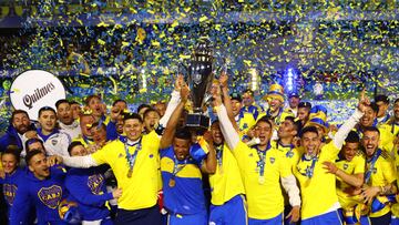 Soccer Football - Primera Division - Boca Juniors v Independiente - La Bombonera, Buenos Aires, Argentina - October 23, 2022 Boca Juniors players celebrate with the trophy after winning the Primera Division REUTERS/Matias Baglietto