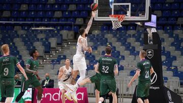 Vincent Poirier, del Real Madrid, lanza en la zona del Unicaja.