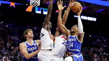 Giannis acaba una penetración por encima de dos defensores de los Sixers, Guerschon Yabusele y Adem Bona.