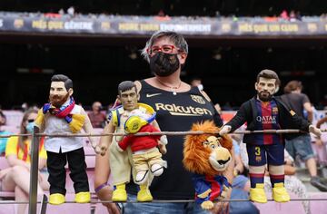 Aficionada con muñecos de Lionel Messi, Neymar and Gerard Piqué durante la previa del partido.