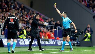 El árbitro del encuentro, José María Sánchez Martínez, amonesta al entrenador del Barcelona.