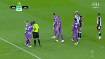 El gesto de Reguil車n que ha ayudado a salvar la vida de un aficionado en la Premier League
