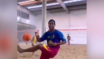 Ronaldinho derrochando calidad en el fut-voley de playa es lo mejor que verás