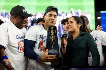 El dominicano recibió el MVP de la Serie de Campeonato al finalizar el Juego 4 contra los new York Yankees