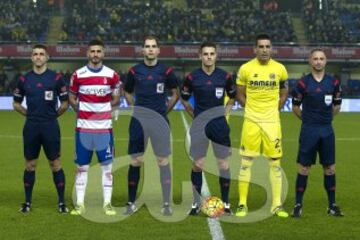 Villarreal-Granada. El árbitro Carlos Del Cerro Grande acompañado por sus asistentes Juan Carlos Yuste Jiménez y Abrahám Álvarez Cantón, el cuarto árbitro Pedro Eugenio Muñoz Piedra y los capitanes Fran Rico y Bruno Soriano.