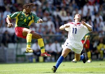 El recordado Rogobert Song. Si José Luis Sierra anotó ese golazo, fue por la dura falta de Song sobre Iván Zamorano. Después del Mundial, fichó en el Liverpool.